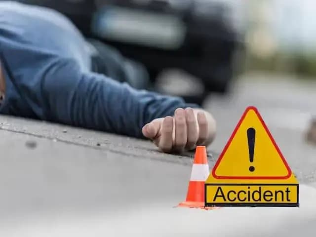 कान में ईयरफोन लगाकर बाइक चलाना पड़ा भारी,: आमने-सामने टक्कर में तीन की मौत